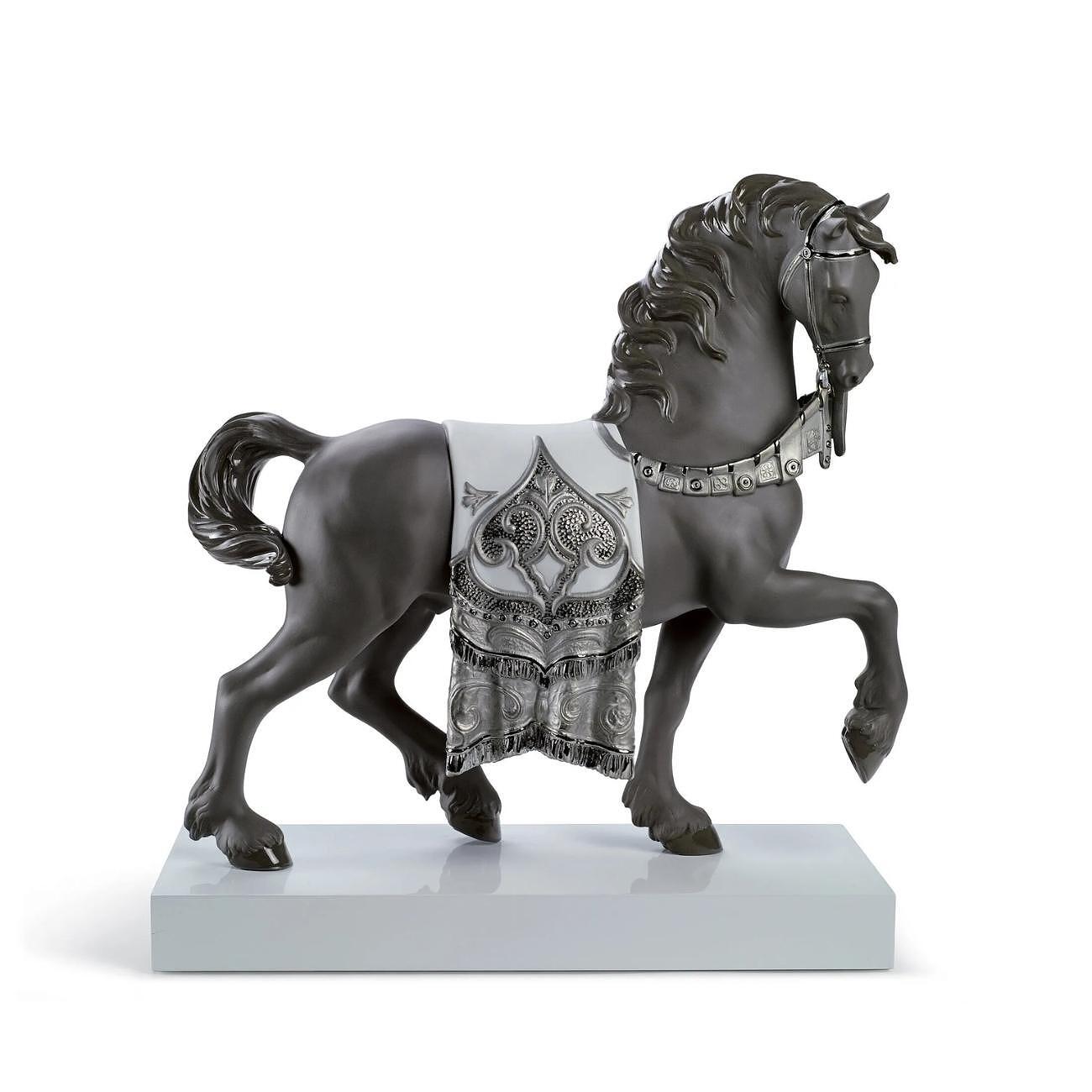 ДЕКОРАТИВНА ФИГУРА LLADRO A REGAL STEED RE-DECO 42Х16СМ