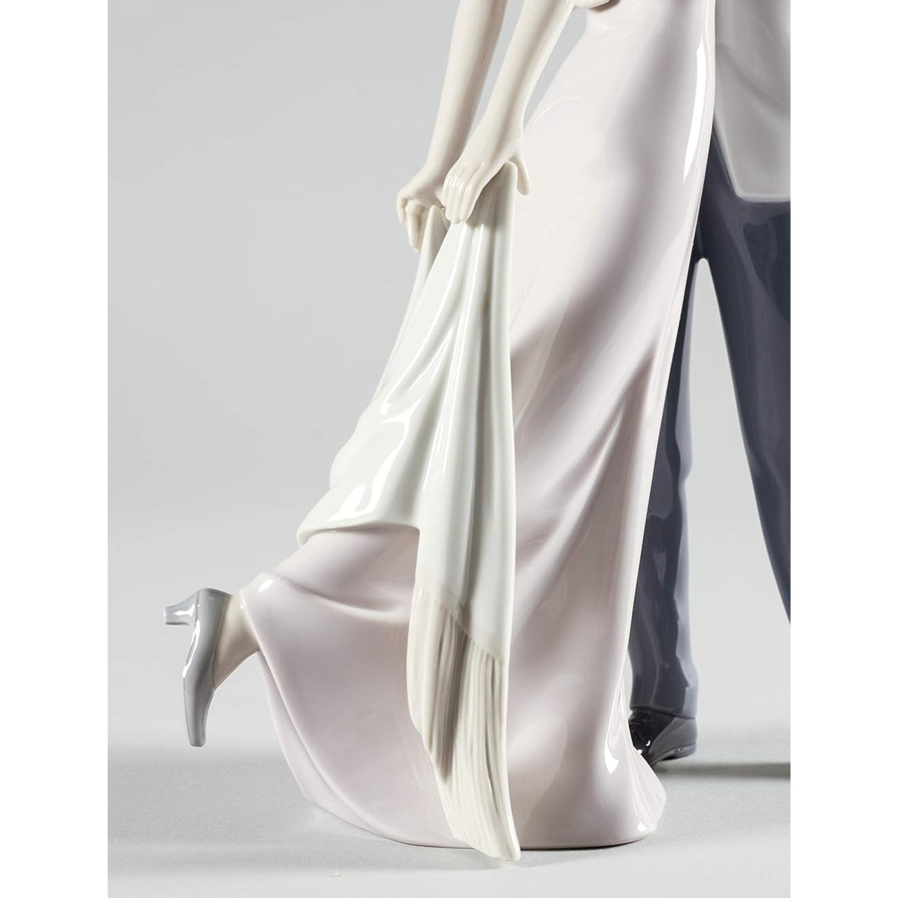 ДЕКОРАТИВНА ФИГУРА LLADRO HAPPY ANNIVERSERY 12,30Х32 СМ