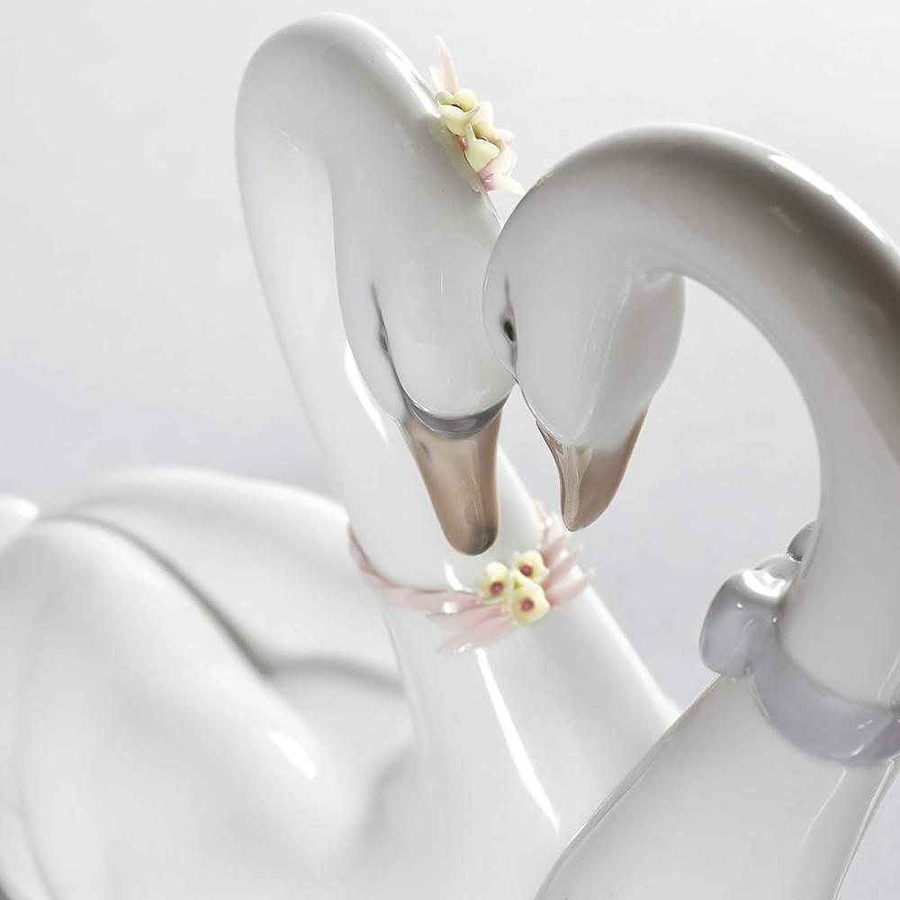 ДЕКОРАТИВНА ФИГУРА LLADRO ENDLESS LOVE 27Х13СМ