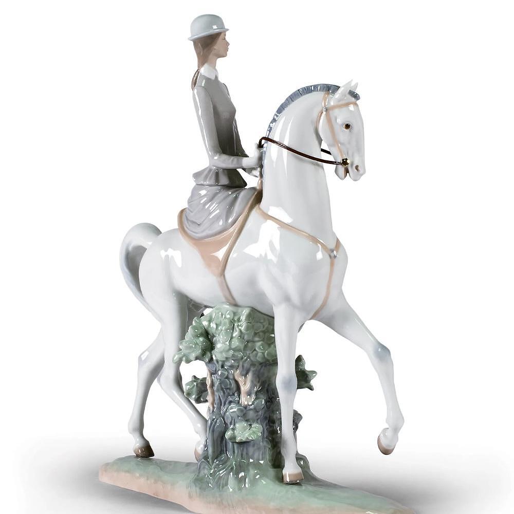 ДЕКОРАТИВНА ФИГУРА LLADRO WOMAN ON HORS 45X37СМ