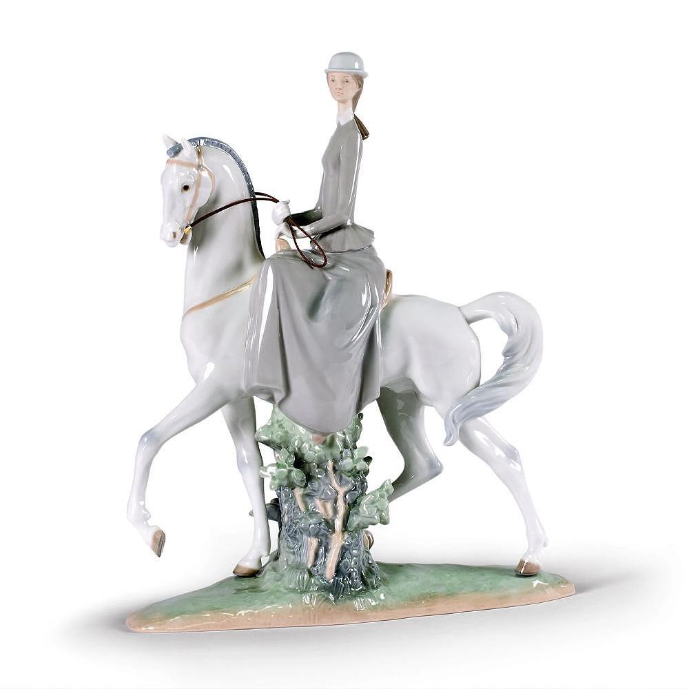 ДЕКОРАТИВНА ФИГУРА LLADRO WOMAN ON HORS 45X37СМ