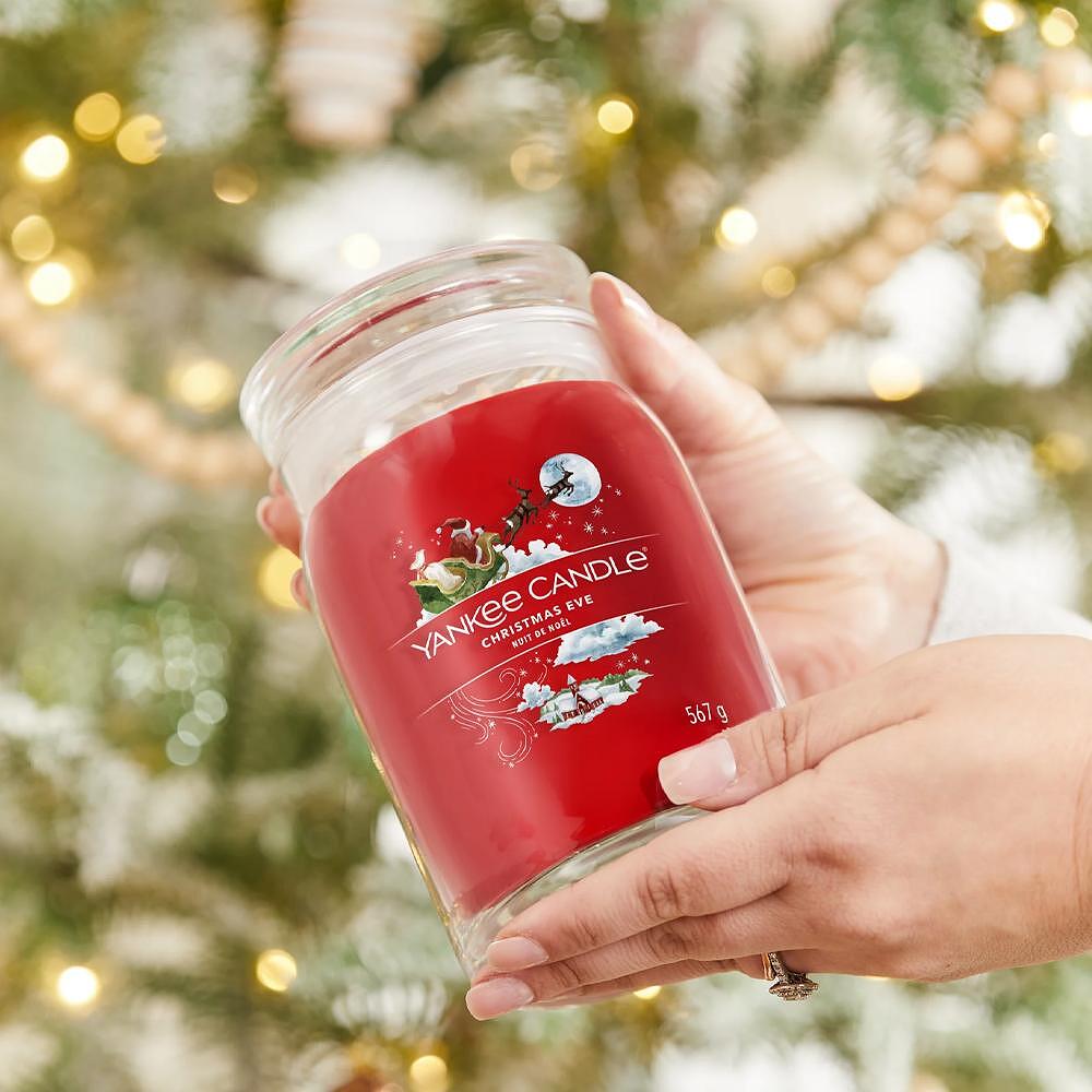 СВЕЩ YANKEE CANDLE SIGNATURE CHRISTMAS EVE
